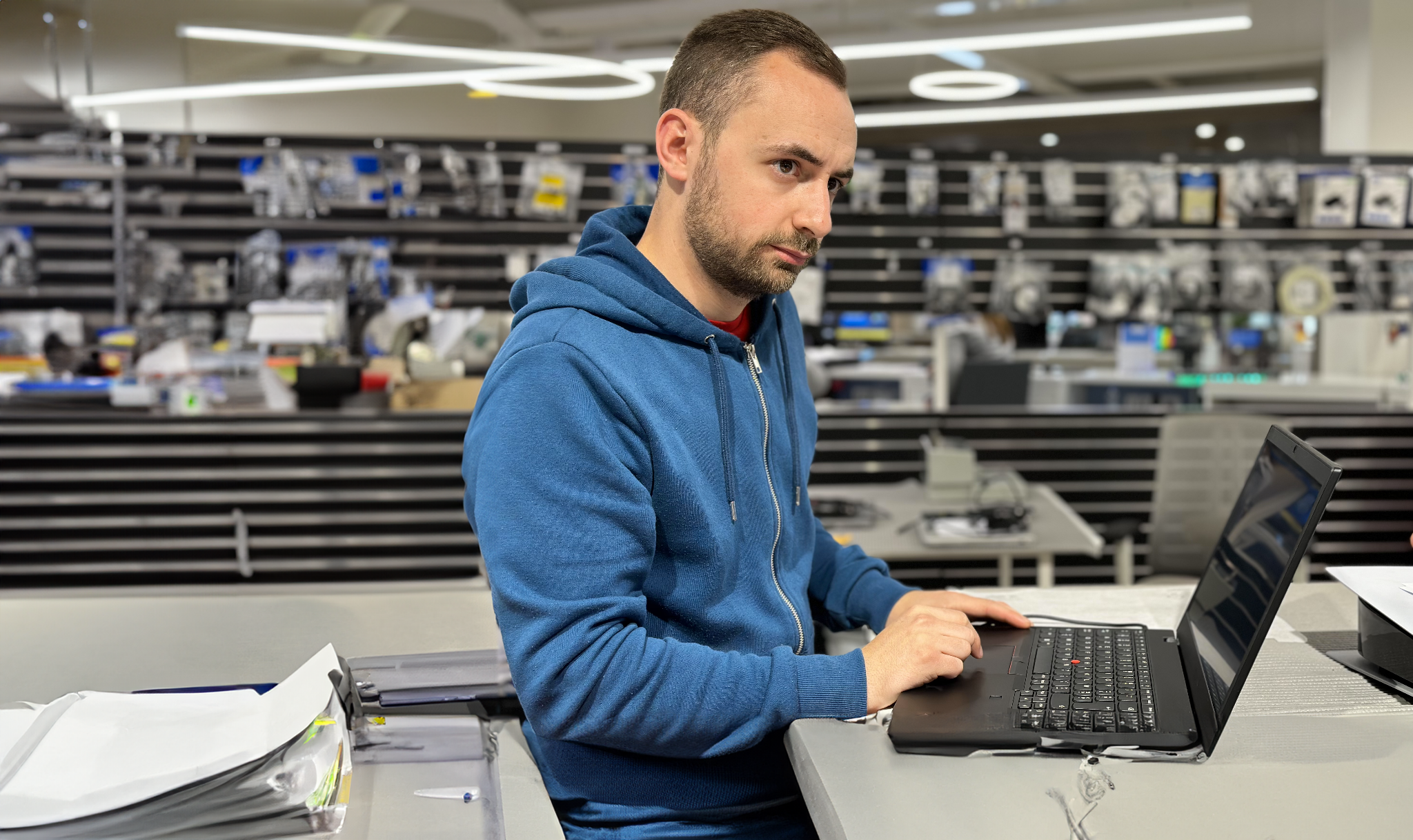 Un technicien Repair Kiosk en intervention dans l’atelier de Fleurus